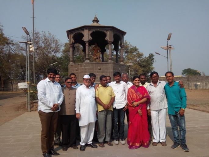 Keep calm; villager homage Chatrapati Sambhaji Maharaj, Govind Gaikwad Samadhi | शांतता राखा : वढू ग्रामस्थ; छत्रपती संंभाजी महाराज, गोविंद गायकवाड यांच्या समाधीचे घेतले दर्शन Keep calm; villager homage Chatrapati Sambhaji Maharaj, Govind Gaikwad Samadhi | शांतता राखा : वढू ग्रामस्थ; छत्रपती संंभाजी महाराज, गोविंद गायकवाड यांच्या समाधीचे घेतले दर्शन