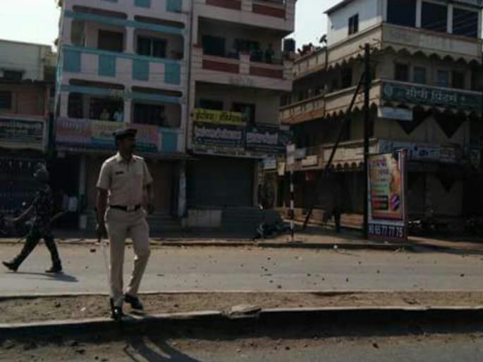 On the controversy in two groups of Koregaon Bhima in Pune | फलकाच्या वादावरून पुण्यातील कोरेगाव भीमा परिसरात दोन गटात दगडफेक On the controversy in two groups of Koregaon Bhima in Pune | फलकाच्या वादावरून पुण्यातील कोरेगाव भीमा परिसरात दोन गटात दगडफेक