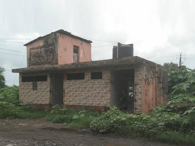 Vadakhal ST station suffers from unsanitary conditions, commuters are openly suspected | वडखळ एस टी स्थानक अस्वच्छतेने ग्रासले, प्रवासी करत आहेत उघड्यावर लघुशंका