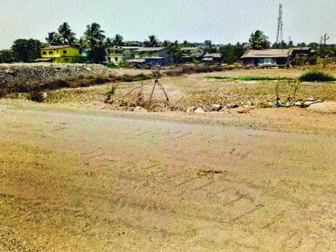 Due to the payment of width, the danger of flood in Vadakhal | रुंदीकरणाच्या भरावामुळे वडखळमध्ये पुराचा धोका Due to the payment of width, the danger of flood in Vadakhal | रुंदीकरणाच्या भरावामुळे वडखळमध्ये पुराचा धोका