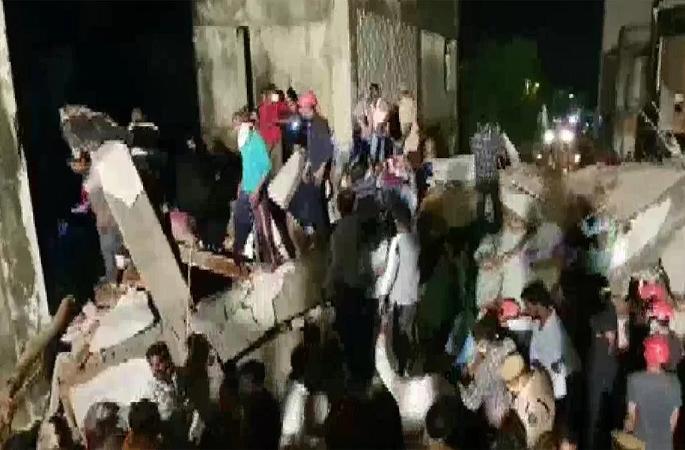three storey building collapsed in vadodara laborers dead many injured | बडोद्यात तीन मजली इमारत कोसळली; तिघांचा मृत्यू, अनेक जण जखमी three storey building collapsed in vadodara laborers dead many injured | बडोद्यात तीन मजली इमारत कोसळली; तिघांचा मृत्यू, अनेक जण जखमी