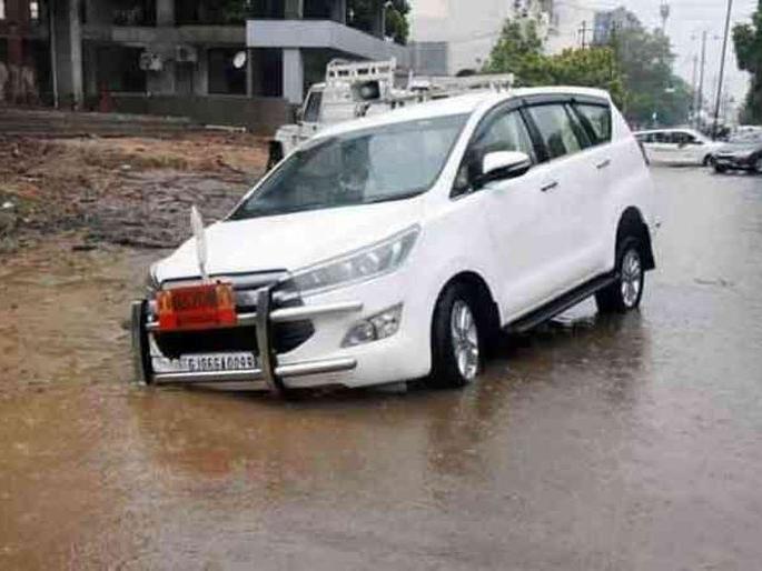 Vadodara mayor's car gets stuck in pothole | महापौरांचीच गाडी रस्त्यावरच्या खड्ड्यात अडकते तेव्हा... Vadodara mayor's car gets stuck in pothole | महापौरांचीच गाडी रस्त्यावरच्या खड्ड्यात अडकते तेव्हा...