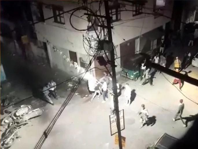 Vadodara Clash: Violent clashes, stone pelting and vandalism of vehicles in two groups in Vadodara, Gujarat | Vadodara Violence: गुजरातच्या वडोदरामध्ये दोन गटात तुंबळ हाणामारी, दगडफेक आणि वाहनांची तोडफोड Vadodara Clash: Violent clashes, stone pelting and vandalism of vehicles in two groups in Vadodara, Gujarat | Vadodara Violence: गुजरातच्या वडोदरामध्ये दोन गटात तुंबळ हाणामारी, दगडफेक आणि वाहनांची तोडफोड
