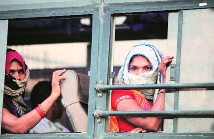 A bus, a passenger; Hit ST on the first day | एक बस, एक प्रवासी; एसटीला पहिल्याच दिवशी फटका A bus, a passenger; Hit ST on the first day | एक बस, एक प्रवासी; एसटीला पहिल्याच दिवशी फटका