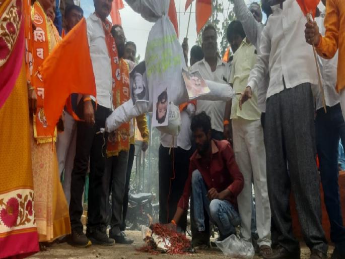 Morcha on behalf of Khatav taluka Shiv Sena against rebel MLA | गद्दारांना जिल्ह्यात फिरू देणार नाही, वडूज येथे प्रतिकात्मक पुतळा उलटा टांगून दिली मिरचीची धुरी Morcha on behalf of Khatav taluka Shiv Sena against rebel MLA | गद्दारांना जिल्ह्यात फिरू देणार नाही, वडूज येथे प्रतिकात्मक पुतळा उलटा टांगून दिली मिरचीची धुरी