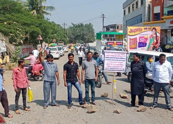 The agitation of Vaduz villagers in a chucky pit | वडूज ग्रामस्थांचे चक्क खड्ड्यात आंदोलन The agitation of Vaduz villagers in a chucky pit | वडूज ग्रामस्थांचे चक्क खड्ड्यात आंदोलन
