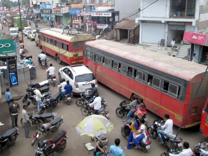 Satara: Transport of traffic in Waduz city, equitable parking must be required; Traffic collision by encroachment | सातारा : वडूज नगरीत वाहतुकीचा कोंडमारा, सम-विषम पार्किंग होणे आवश्यक; अतिक्रमणाच्या विळख्याने वाहतूक कोंडी Satara: Transport of traffic in Waduz city, equitable parking must be required; Traffic collision by encroachment | सातारा : वडूज नगरीत वाहतुकीचा कोंडमारा, सम-विषम पार्किंग होणे आवश्यक; अतिक्रमणाच्या विळख्याने वाहतूक कोंडी