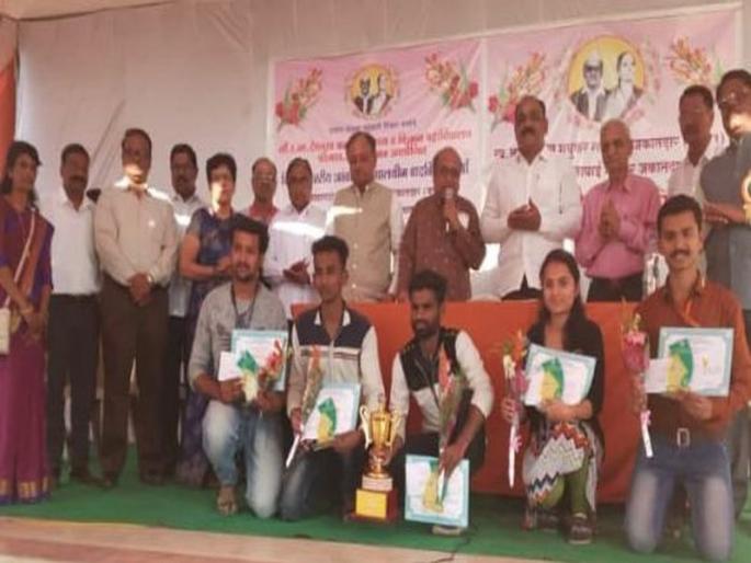 Dhulia Z.B. Patil College wins the grandmother medal college debate competition | धुळ्याच्या झेड.बी. पाटील महाविद्यालयाने जिंकली जकातदार स्मृतीकरंडक विद्यापीठस्तरीय आंतरमहाविद्यालयीन वादविवाद स्पर्धा