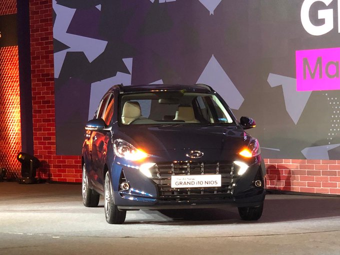 Hyundai Grand i10 Nios Launched in New Style | Hyundai Grand i10 Nios नव्या ढंगात लाँच; पहिल्यांदाच छोट्या कारमध्ये भन्नाट फिचर्स Hyundai Grand i10 Nios Launched in New Style | Hyundai Grand i10 Nios नव्या ढंगात लाँच; पहिल्यांदाच छोट्या कारमध्ये भन्नाट फिचर्स