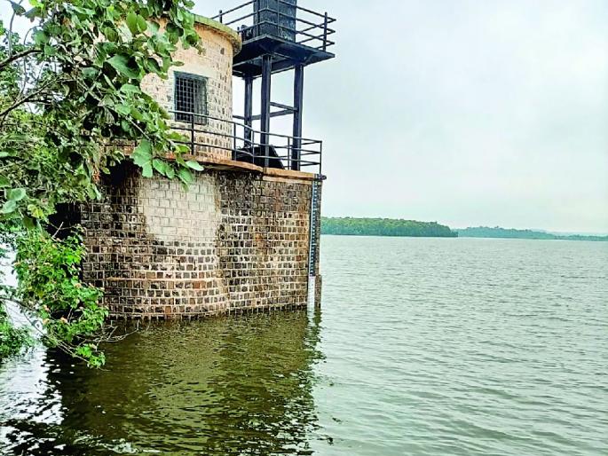 water scarcity in ghatanji tehsil; but 50 percent water decreased in waghadi dam | घाटंजी शहराची भिस्त वाघाडी धरणावर; ५० टक्के पाणी शिल्लक पण वापर जपूनच water scarcity in ghatanji tehsil; but 50 percent water decreased in waghadi dam | घाटंजी शहराची भिस्त वाघाडी धरणावर; ५० टक्के पाणी शिल्लक पण वापर जपूनच