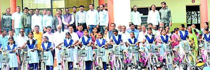 Free cycle delivery to girls at Waghali in Chalisgaon taluka | चाळीसगाव तालुक्यातील वाघळी येथे मुलींना मोफत सायकल वितरण Free cycle delivery to girls at Waghali in Chalisgaon taluka | चाळीसगाव तालुक्यातील वाघळी येथे मुलींना मोफत सायकल वितरण