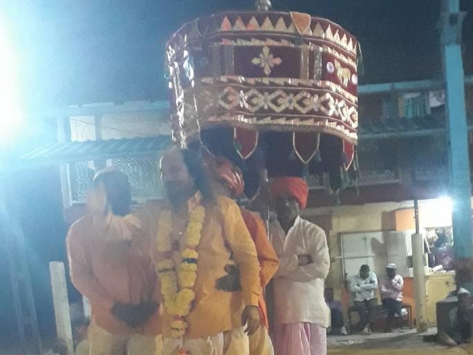 The throne of the sugar emperors shall be shaken, The saffron flag shall reign; Predictions of Krishnat Donne at Waghapur in Kolhapur | Kolhapur: साखर सम्राटांची खुर्ची डळमळीत राहील, भगवा झेंडा राज्य करील; वाघापुरात कृष्णात डोणे यांची भाकणूक The throne of the sugar emperors shall be shaken, The saffron flag shall reign; Predictions of Krishnat Donne at Waghapur in Kolhapur | Kolhapur: साखर सम्राटांची खुर्ची डळमळीत राहील, भगवा झेंडा राज्य करील; वाघापुरात कृष्णात डोणे यांची भाकणूक