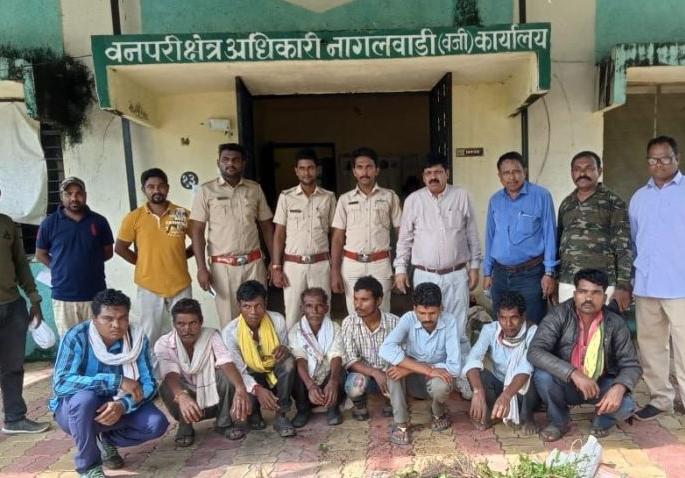 A gang of eight from Madhya Pradesh was arrested at the Pench Tiger Reserve | मध्य प्रदेशातील आठ जणांच्या टोळीला पेंच व्याघ्र प्रकल्पात अटक A gang of eight from Madhya Pradesh was arrested at the Pench Tiger Reserve | मध्य प्रदेशातील आठ जणांच्या टोळीला पेंच व्याघ्र प्रकल्पात अटक