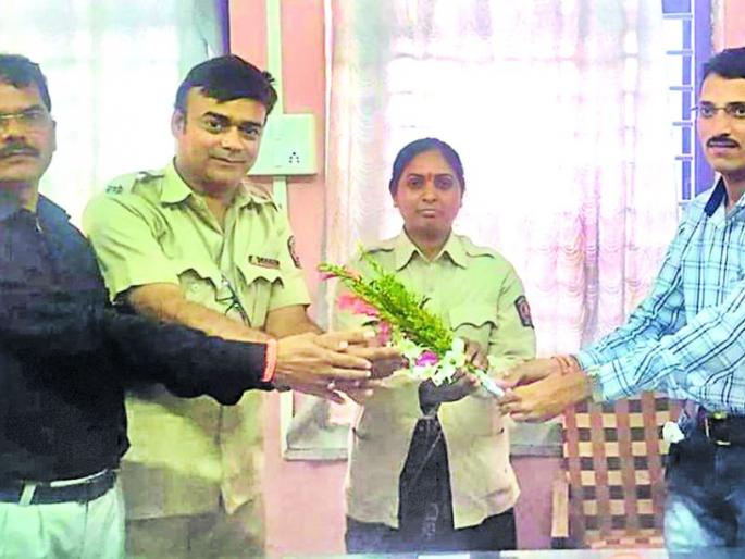 The honesty of the female carrier of Chalisgaon | चाळीसगावच्या महिला वाहकाचा प्रामाणिकपणा The honesty of the female carrier of Chalisgaon | चाळीसगावच्या महिला वाहकाचा प्रामाणिकपणा