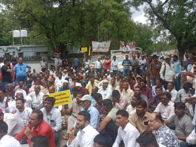 Traffic unions aggressively march on Collector s office to cancel vehicle fitness penalty | वाहन फिटनेस दंड रद्द करण्यासाठी वाहतूक संघटना आक्रमक, जिल्हाधिकारी कार्यालयावर मोर्चा Traffic unions aggressively march on Collector s office to cancel vehicle fitness penalty | वाहन फिटनेस दंड रद्द करण्यासाठी वाहतूक संघटना आक्रमक, जिल्हाधिकारी कार्यालयावर मोर्चा