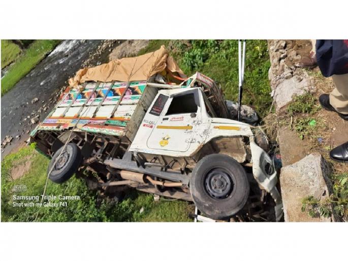 Accident to a vehicle carrying labourers from Chandrapur to Buldana; One dead, two seriously injured | चंद्रपूरवरून बुलडाणा येथे मजूर घेऊन जाणाऱ्या वाहनाला अपघात; एक ठार, दोन जण गंभीर Accident to a vehicle carrying labourers from Chandrapur to Buldana; One dead, two seriously injured | चंद्रपूरवरून बुलडाणा येथे मजूर घेऊन जाणाऱ्या वाहनाला अपघात; एक ठार, दोन जण गंभीर