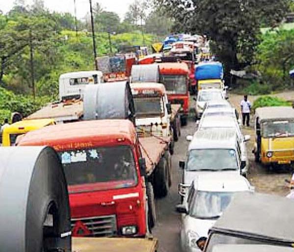 The waters of the Sinai River near Takli Bridge; Solapur-Bijapur highway closed since morning | टाकळी ब्रिजजवळ सीना नदीचे पाणी; पहाटेपासून सोलापूर-विजापूर महामार्ग बंद The waters of the Sinai River near Takli Bridge; Solapur-Bijapur highway closed since morning | टाकळी ब्रिजजवळ सीना नदीचे पाणी; पहाटेपासून सोलापूर-विजापूर महामार्ग बंद