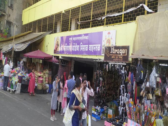 Robbery continues at municipal parking lots, arbitrary collection of fees from drivers | प्रशासन हतबल...! महापालिकेच्या वाहनतळांवर अजूनही लूट सुरूच Robbery continues at municipal parking lots, arbitrary collection of fees from drivers | प्रशासन हतबल...! महापालिकेच्या वाहनतळांवर अजूनही लूट सुरूच