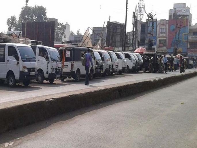 Overseas vehicles occupy encroachment in Shahada city | शहादा शहरातील अतिक्रमण काढलेल्या जागेवर प्रवासी वाहनांचा ताबा Overseas vehicles occupy encroachment in Shahada city | शहादा शहरातील अतिक्रमण काढलेल्या जागेवर प्रवासी वाहनांचा ताबा