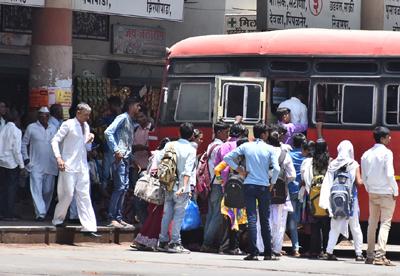 Stress on the traffic system | वाहतूक व्यवस्थेवर ताण
