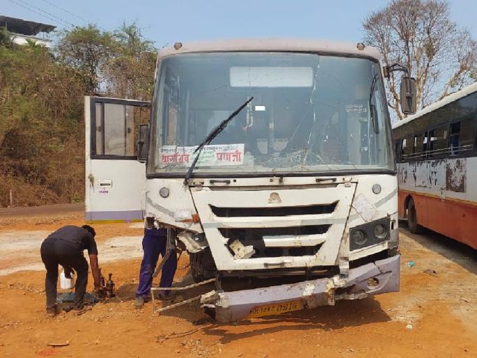 ST bus accident in Vaibhavwadi while avoiding potholes | खड्डे चुकवताना एसटी बस दगडाला धडकली, चालकाच्या प्रसंगावधानाने दुर्घटना टळली; वैभववाडीत झाला अपघात ST bus accident in Vaibhavwadi while avoiding potholes | खड्डे चुकवताना एसटी बस दगडाला धडकली, चालकाच्या प्रसंगावधानाने दुर्घटना टळली; वैभववाडीत झाला अपघात