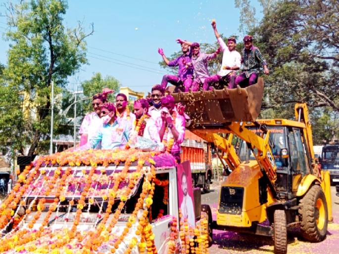 Nagar Panchayat Election Results 2022 Rohan Jayendra Ravrane wins Vaibhavwadi Nagar Panchayat elections, Gulal spill from JCB | नेता आमचा लय पावरफुल्ल, वैभववाडीत अपक्ष विजयी उमेदवाराची दणक्यात मिरवणूक; जेसीबीतून गुलाल-पुष्पवृष्टीची उधळण