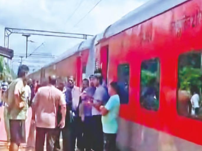 Angry passengers blocked Ganpati Special for half an hour in Vaibhavwadi Railway Station | संतप्त प्रवाशांनी ‘गणपती स्पेशल’ अर्धातास रोखली; वैभववाडी रेल्वेस्थानकातील प्रकार  Angry passengers blocked Ganpati Special for half an hour in Vaibhavwadi Railway Station | संतप्त प्रवाशांनी ‘गणपती स्पेशल’ अर्धातास रोखली; वैभववाडी रेल्वेस्थानकातील प्रकार