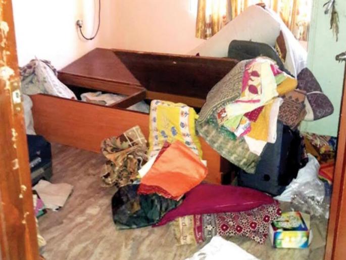 Criminalization due to political pressure; The bungalow was blown and the cash was fixed | राजकीय दबावामुळे चोरटे मोकाट; बंगला फोडला, रोकड लांबविली Criminalization due to political pressure; The bungalow was blown and the cash was fixed | राजकीय दबावामुळे चोरटे मोकाट; बंगला फोडला, रोकड लांबविली