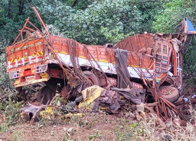 truck falls into valley in bhuibawada ghat driver died | भुईबावडा घाटात ट्रक दरीत कोसळला; चालक ठार truck falls into valley in bhuibawada ghat driver died | भुईबावडा घाटात ट्रक दरीत कोसळला; चालक ठार