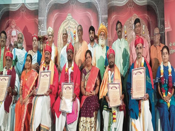 One becomes a Vedic after 12 yrs hard study, he should get prestige | एक तपाच्या तपस्येनंतर बनतात वैदिक, त्यांना प्रतिष्ठा मिळायला हवी One becomes a Vedic after 12 yrs hard study, he should get prestige | एक तपाच्या तपस्येनंतर बनतात वैदिक, त्यांना प्रतिष्ठा मिळायला हवी