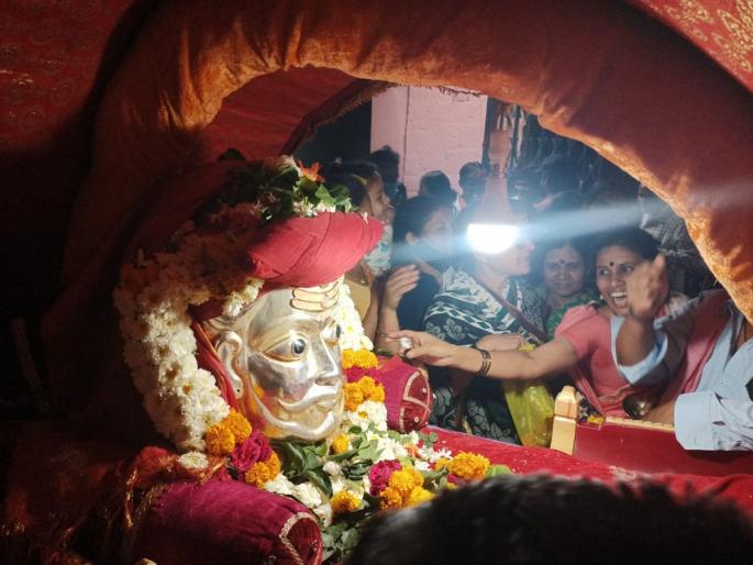 Mahashivratri: In the chanting of Har Har Mahadev, devotees of Shiva come to Vaidyanath temple for darshan | Video: हर हर महादेव! देशाच्या कानाकोपऱ्यातून शिवभक्तांची वैद्यनाथ मंदिरात दर्शनासाठी रीघ Mahashivratri: In the chanting of Har Har Mahadev, devotees of Shiva come to Vaidyanath temple for darshan | Video: हर हर महादेव! देशाच्या कानाकोपऱ्यातून शिवभक्तांची वैद्यनाथ मंदिरात दर्शनासाठी रीघ