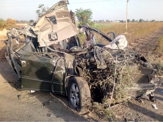 A car hits container whose tyre burst; four people were killed | टायर फुटल्याने रस्त्यात आडव्या झालेल्या कंटेनरवर कार धडकल्याने चारजण ठार A car hits container whose tyre burst; four people were killed | टायर फुटल्याने रस्त्यात आडव्या झालेल्या कंटेनरवर कार धडकल्याने चारजण ठार