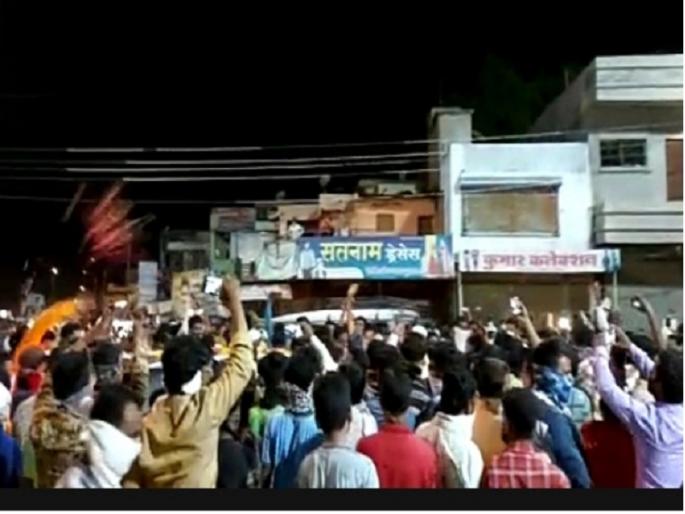 rejoiced after the Corona negative report; Crime against 200 people including former deputy mayor | अति झाले ! कोरोना अहवाल निगेटिव्ह आल्याच्या आनंदात माजी उपनगराध्यक्षाने समर्थकांसह केला जल्लोष rejoiced after the Corona negative report; Crime against 200 people including former deputy mayor | अति झाले ! कोरोना अहवाल निगेटिव्ह आल्याच्या आनंदात माजी उपनगराध्यक्षाने समर्थकांसह केला जल्लोष