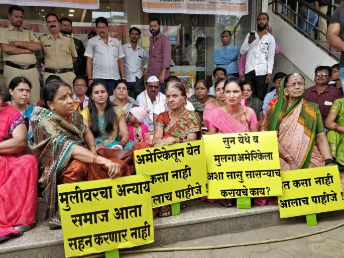 Protest against woman husband in Aurangabad | 'अमेरिकेतून येत कसा नाही, आलाच पाहिजे'; पतीसाठी पत्नीचे उपोषण Protest against woman husband in Aurangabad | 'अमेरिकेतून येत कसा नाही, आलाच पाहिजे'; पतीसाठी पत्नीचे उपोषण