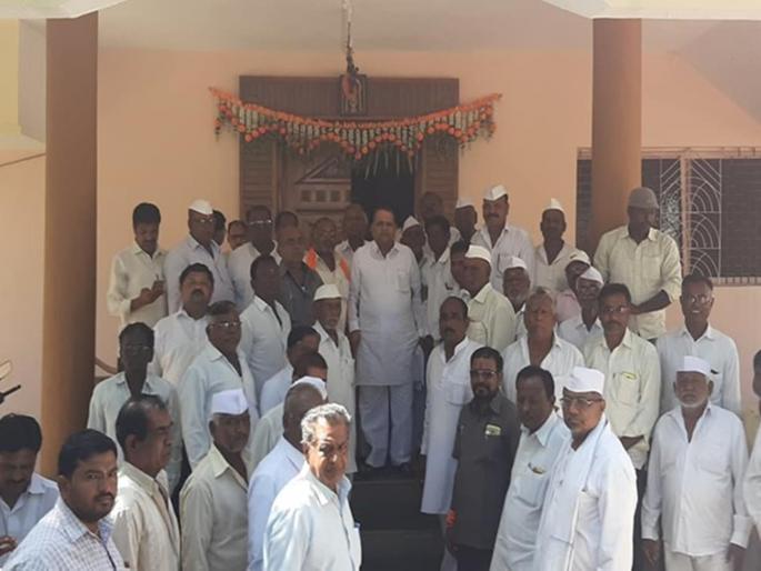 Shivsainik tried convince Ex MLA Vani in vaijapur | वैजापूरातून निवडणूक लढवण्यासाठी, शिवसैनिकांकडून वाणींची मनधरणी Shivsainik tried convince Ex MLA Vani in vaijapur | वैजापूरातून निवडणूक लढवण्यासाठी, शिवसैनिकांकडून वाणींची मनधरणी