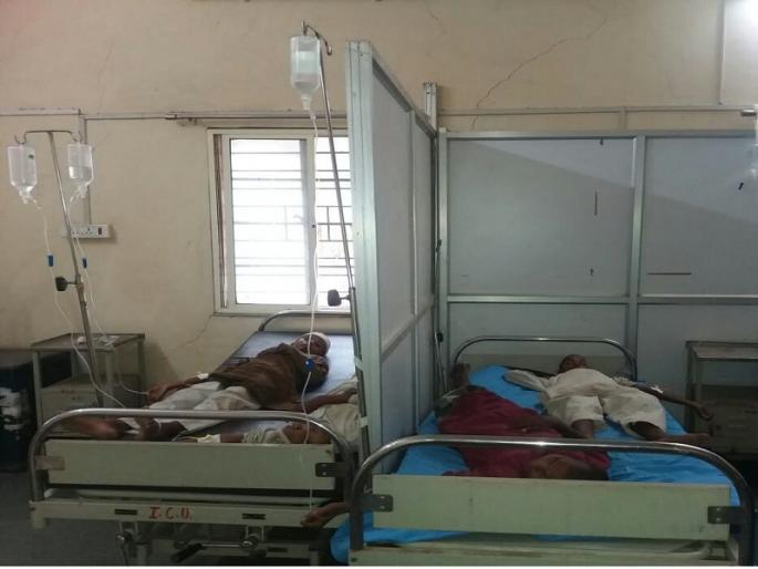 food Poisoning of 19 students in Vaijapur | बदाम समजून एरंडीच्या बिया खाल्ल्या; वैजापुरात १९ विद्यार्थ्यांना विषबाधा food Poisoning of 19 students in Vaijapur | बदाम समजून एरंडीच्या बिया खाल्ल्या; वैजापुरात १९ विद्यार्थ्यांना विषबाधा
