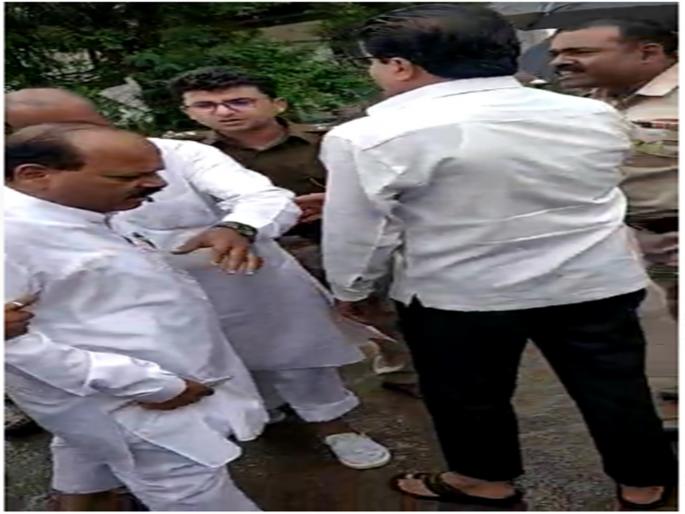 shivsena Leader Argued with the police | पोलीस अधिकाऱ्याने लाठ्या घ्या रे म्हणताच; शिवसेनेच्या पदाधिकाऱ्यांचा काढता पाय shivsena Leader Argued with the police | पोलीस अधिकाऱ्याने लाठ्या घ्या रे म्हणताच; शिवसेनेच्या पदाधिकाऱ्यांचा काढता पाय