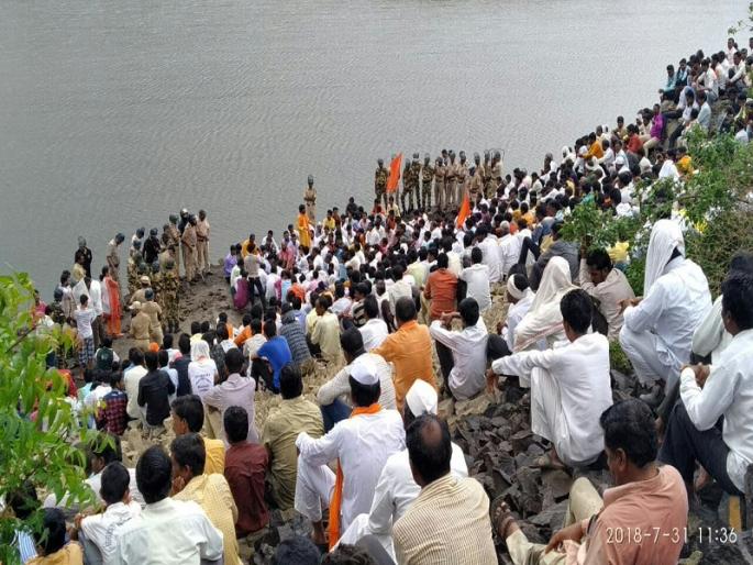 Maratha Reservation: Movement on Maratha project for Maratha reservation | Maratha Reservation Video : मराठा आरक्षणासाठी मन्याड प्रकल्पावर आंदोलन; आंदोलकांनी दिला जलसमाधी इशारा Maratha Reservation: Movement on Maratha project for Maratha reservation | Maratha Reservation Video : मराठा आरक्षणासाठी मन्याड प्रकल्पावर आंदोलन; आंदोलकांनी दिला जलसमाधी इशारा