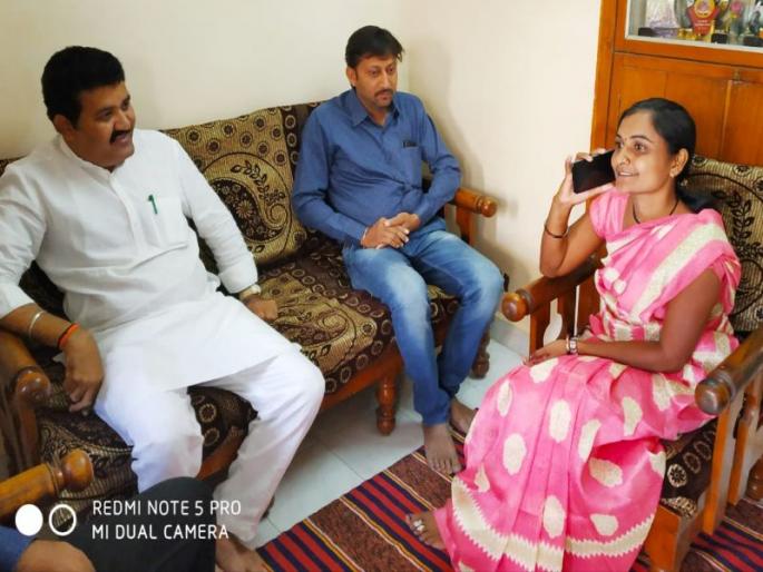 Shiv Sena chief Uddhav Thackeray Congratulate Vaishali Yede | शिवसेना पक्षप्रमुख उद्धव ठाकरेंनी साधला वैशाली येडे यांच्याशी संवाद Shiv Sena chief Uddhav Thackeray Congratulate Vaishali Yede | शिवसेना पक्षप्रमुख उद्धव ठाकरेंनी साधला वैशाली येडे यांच्याशी संवाद