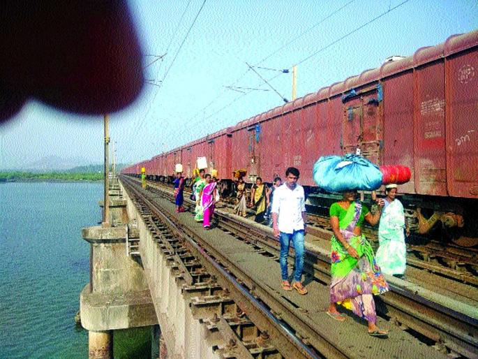 How many victims will Vaitaran Creek bridge? | वैतरणा खाडीपूल किती बळी घेणार? एक्स्प्रेसची धडक लागून एकाचा मृत्यू How many victims will Vaitaran Creek bridge? | वैतरणा खाडीपूल किती बळी घेणार? एक्स्प्रेसची धडक लागून एकाचा मृत्यू