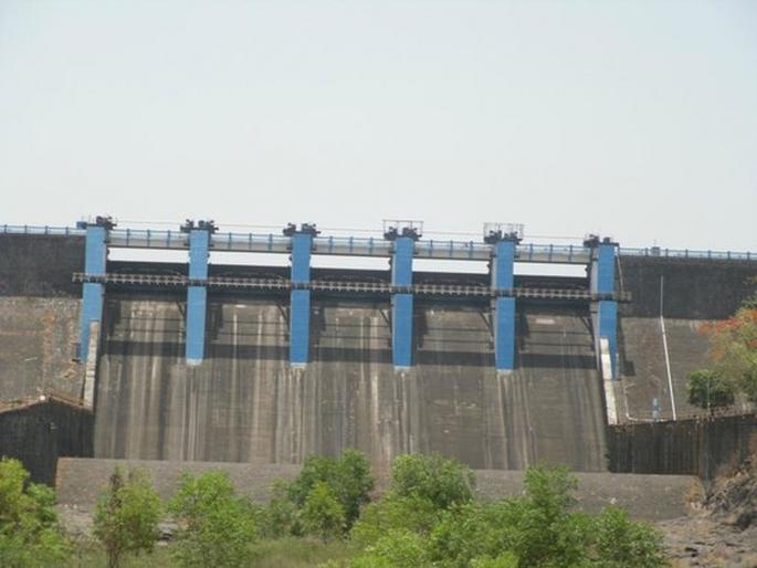 Mumbaikars face 'water'? Only 34 percent water stock in ponds | मुंबईकरांच्या तोंडचं 'पाणी' पळणार? तलावांमध्ये केवळ ३४ टक्के जलसाठा Mumbaikars face 'water'? Only 34 percent water stock in ponds | मुंबईकरांच्या तोंडचं 'पाणी' पळणार? तलावांमध्ये केवळ ३४ टक्के जलसाठा