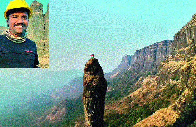 Young tricolor thrown at three hundred feet Wazir cone ... | तीनशे फूट वजीर सुळक्यावर तरुणाने फडकविला तिरंगा... Young tricolor thrown at three hundred feet Wazir cone ... | तीनशे फूट वजीर सुळक्यावर तरुणाने फडकविला तिरंगा...