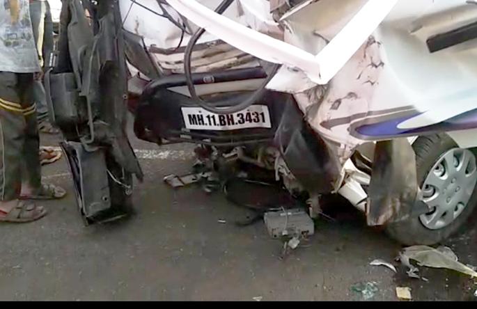 Four people were injured in the Omni-truck crash | ओमनी- ट्रक अपघातात फलटणचे चार जण जखमी