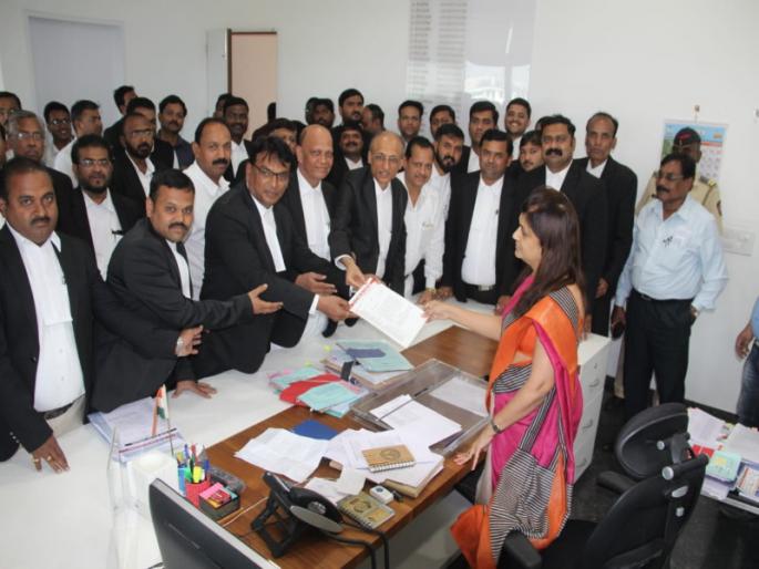 In front of the Advocates' District Collector's Office, various for Pune | पुण्यात विविध मागण्यांसाठी वकिलांचा जिल्हाधिकारी कार्यालयावर मोर्चा In front of the Advocates' District Collector's Office, various for Pune | पुण्यात विविध मागण्यांसाठी वकिलांचा जिल्हाधिकारी कार्यालयावर मोर्चा