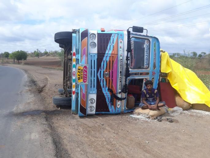A 14-tire truck switched over to Vakod | वाकोद जवळ सरकी घेवून जाणारा १४ टायरांचा ट्रक पलटी