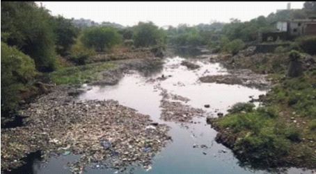 Fierce arrogance from the Valdhuni river basin; Citizens suffer from back pain | वालधुनी नदीपात्रातून उग्र दर्प; नागरिकांना डाेकेदुखीचा त्रास