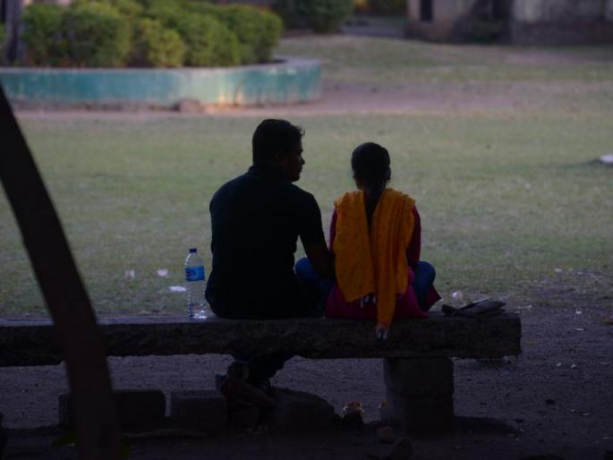 Today is 'Valentine's Day': love of color, love of warmth | आज व्हॅलेंटाइन डे : रंग प्रेमाचा, उधळण प्रीतीची Today is 'Valentine's Day': love of color, love of warmth | आज व्हॅलेंटाइन डे : रंग प्रेमाचा, उधळण प्रीतीची