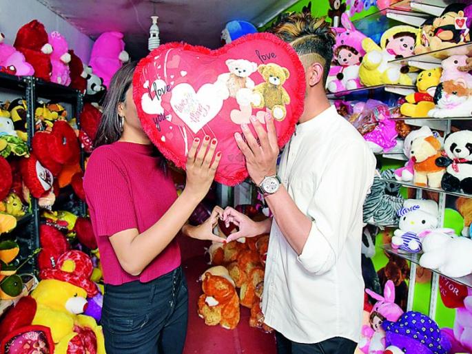 Pyaar, Ishq, Mohabbat ... The excitement of 'Valentine's Day' in the youth | प्यार, इश्क, मोहब्बत...तरुणाईत ‘व्हॅलेन्टाईन डे’चा उत्साह