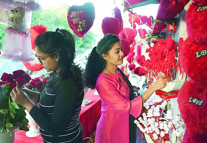 The glory of 'Valentine's Gift' is immense: youngistan in search of 'gifts' | 'व्हॅलेंटाईन गिफ्ट'चा महिमा अपार : हटके 'गिफ्ट'च्या शोधात तरुणाई The glory of 'Valentine's Gift' is immense: youngistan in search of 'gifts' | 'व्हॅलेंटाईन गिफ्ट'चा महिमा अपार : हटके 'गिफ्ट'च्या शोधात तरुणाई