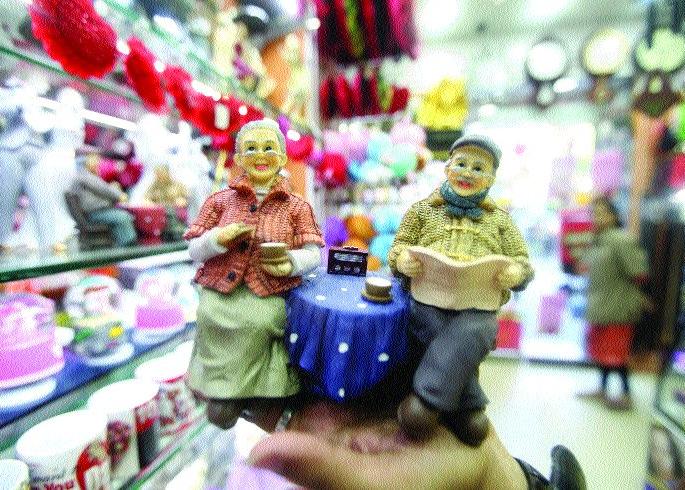 Valentine's Day goes up: Attractive gift to young people! | व्हॅलेन्टाइन डेचा चढला फिवर : तरुणाईला खुणावताहेत आकर्षक भेटवस्तू!  Valentine's Day goes up: Attractive gift to young people! | व्हॅलेन्टाइन डेचा चढला फिवर : तरुणाईला खुणावताहेत आकर्षक भेटवस्तू!